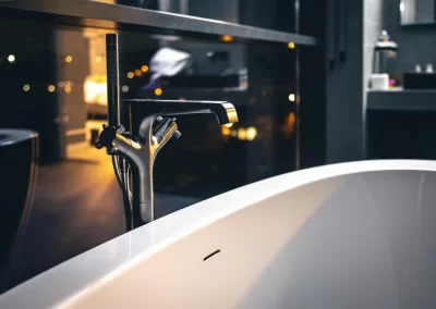 steel-faucet-interior-modern-bathroom-with-window